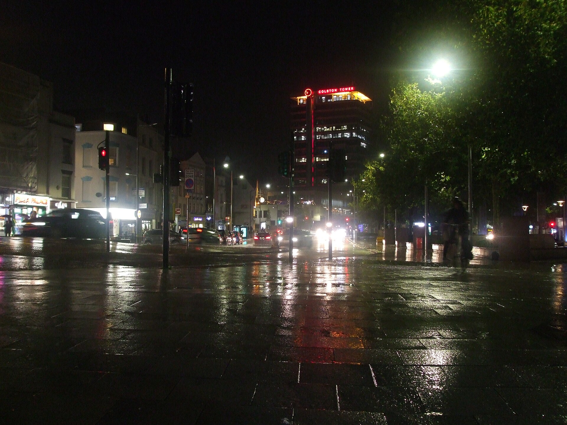 黑色电影为什么偏爱雨夜街道？光影、城市焦虑与危险预告